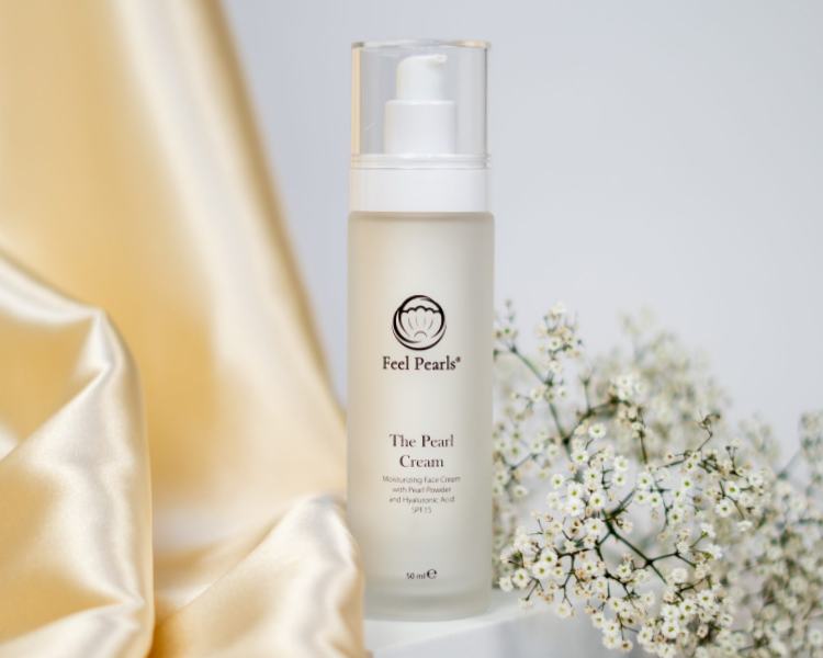 Feel Pearls Hydratační pleťový krém s perlovým práškem a kyselinou hyaluronovou SPF 15